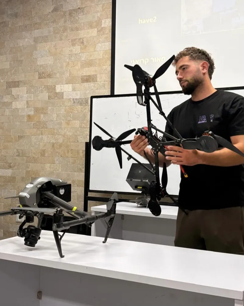 מדריך BetterFly מסביר על מבנה הרחפן בשיעור תיאוריה בכיתה